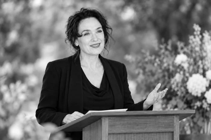 Stephanie Kuhlmann bei einer Trauerrede